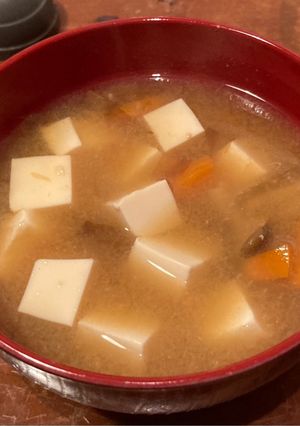前日の味噌汁に追い鰹と人参と豆腐-レシピのメイン写真