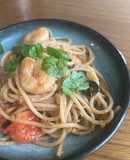 ナッツ香る海老とトマトとオリーブのペペロ