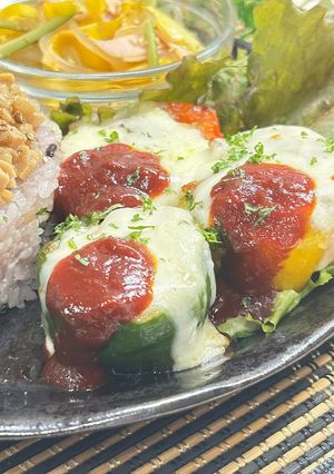 とろ〜りチーズ🧀ピーマンパプリカの肉詰め-レシピのメイン写真