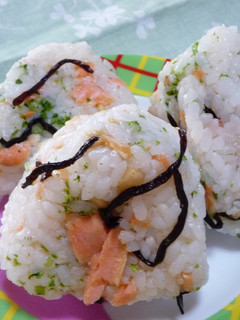 鮭と塩昆布と青海苔の海仲間おにぎり-レシピのメイン写真