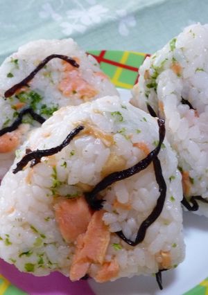 鮭と塩昆布と青海苔の海仲間おにぎり-レシピのメイン写真