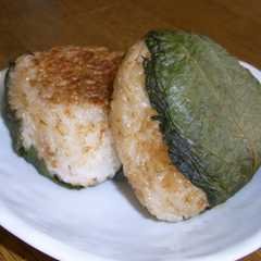 รูปของ 焼きおにぎり☆大葉にんにくしょうゆ味