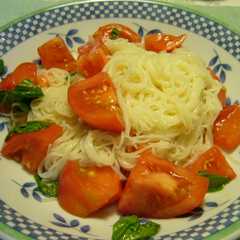 รูปของ そうめんでトマトとバジルの冷たいパスタ風