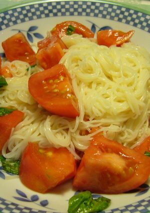 そうめんでトマトとバジルの冷たいパスタ風-レシピのメイン写真