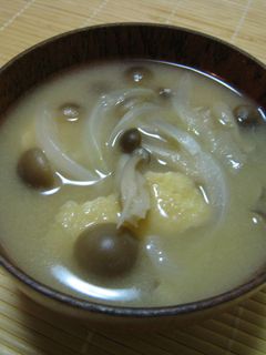 しめじと油揚げと玉ねぎの味噌汁-レシピのメイン写真