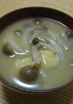 しめじと油揚げと玉ねぎの味噌汁-レシピのメイン写真