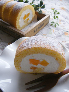 ふんわり美味しい♪黄桃のロールケーキ-レシピのメイン写真
