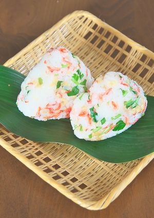 桜えびとあげ玉の春色おにぎり-レシピのメイン写真