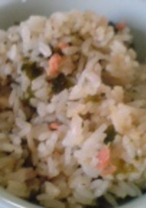めちゃ簡単！！鮭とわかめの炊き込みご飯-レシピのメイン写真