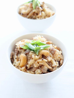 風味良い【豚とナッツの中華風炊き込みご飯-レシピのメイン写真