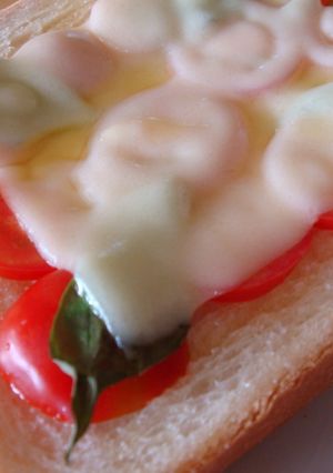 バジルとトマトのトースト-レシピのメイン写真