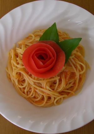 バラの花咲く？トマトソーススパゲッティ♪-レシピのメイン写真