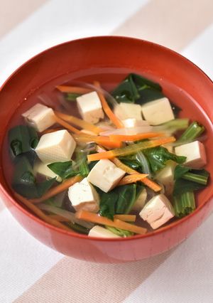 野菜で彩り豊かなお吸い物!豆腐のすまし汁-レシピのメイン写真