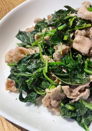 モロヘイヤと豚肉のナンプラー炒め-レシピのメイン写真