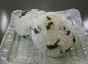わかめおにぎり★塩蔵わかめ戻し不要-レシピのメイン写真