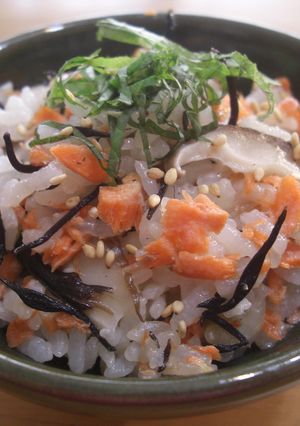 中華スープで炊く！鮭とひじきの炊込みご飯-レシピのメイン写真