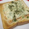 鮭フレークとネギのチーズトースト