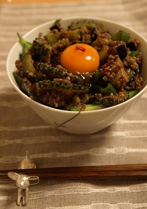 ゴーヤ嫌いもOK！？夏野菜のスタミナ丼-レシピのメイン写真