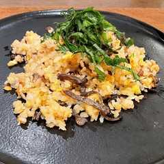 รูปของ きくらげと鮭の和風焼き飯