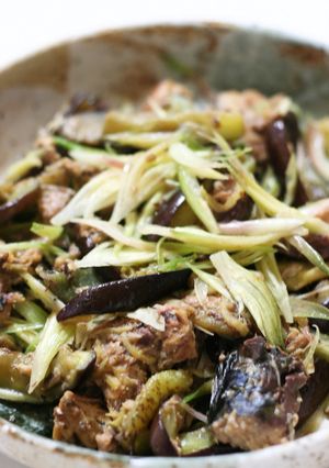 茄子と鯖缶のショウガ炒め、ミョウガ仕上げ-レシピのメイン写真