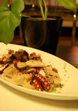 鶏ももとタコのにんにくレモンソース添え-レシピのメイン写真
