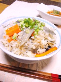 鶏ひき肉とごぼう入り♪五目炊き込みご飯-レシピのメイン写真