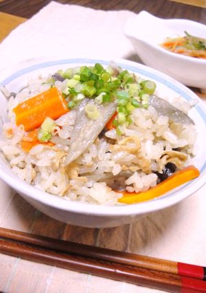 鶏ひき肉とごぼう入り♪五目炊き込みご飯-レシピのメイン写真