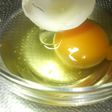 割れた卵の殻を簡単に取り除く方法
