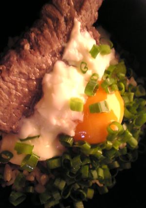 牛ステーキと葱と温泉卵の丼-レシピのメイン写真
