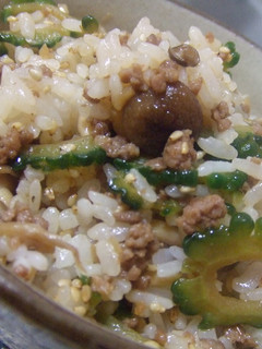 ゴーヤとしめじの混ぜご飯(。>∀<)ノ-レシピのメイン写真