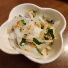 A picture of 新玉ねぎと大葉のサラダ.