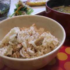 รูปของ 簡単♪シーチキン×なめたけ炊き込みご飯