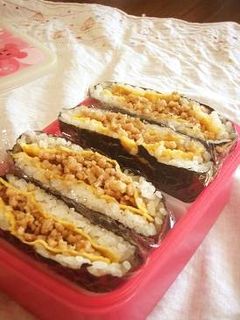とりそぼろと卵のおにぎりサンド-レシピのメイン写真