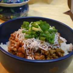 รูปของ 納豆シラス丼並なご飯☆