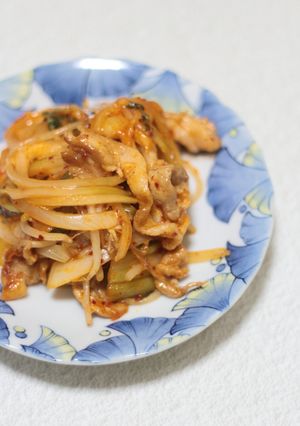 簡単なのに本格的！豚こま肉で作る絶品豚キムチ炒め-レシピのメイン写真