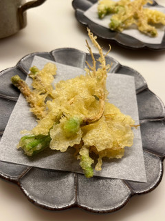 パクチー根っこ 少量油で揚げ焼き天ぷら-レシピのメイン写真