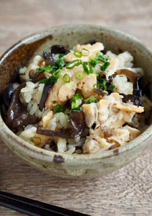 鮭中骨水煮缶を使って！鮭ときくらげの炊き込みご飯-レシピのメイン写真