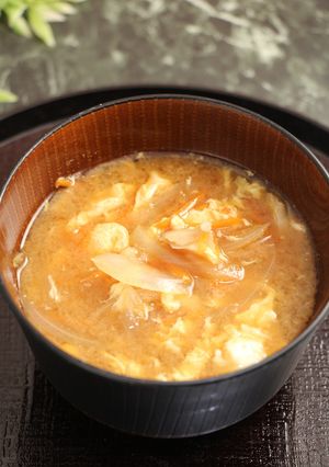 簡単！舞茸と玉葱のお味噌汁-レシピのメイン写真