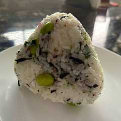 รูปของ 枝豆と梅若菜ひじきふりかけのおにぎり🍙