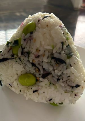 枝豆と梅若菜ひじきふりかけのおにぎり🍙-レシピのメイン写真