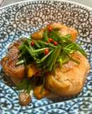 椎茸のつくね詰め焼き 花にら添え