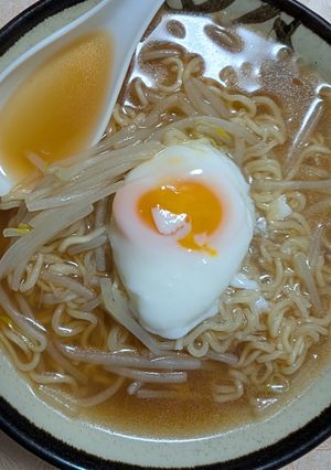簡単★インスタントラーメンにもやしと温玉-レシピのメイン写真
