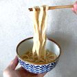 チャーハンと小麦粉を練り合わせて作るうどんの麺