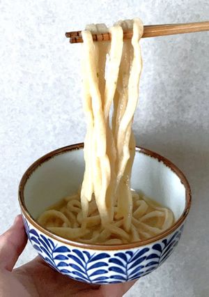 チャーハンと小麦粉を練り合わせて作るうどんの麺-レシピのメイン写真