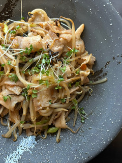 豚バラ+もやし×具入りラー油+塩昆布-レシピのメイン写真