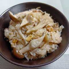 รูปของ 🍄‍🟫きのこと油揚げの塩昆布炊き込みご飯