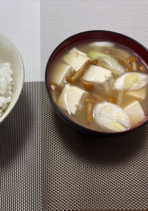 豆腐となめこ長ネギの味噌汁-レシピのメイン写真