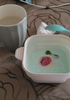水色のヨーグルトにイチゴを浮かべて-レシピのメイン写真