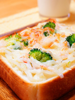 ズワイ蟹と玉ねぎのチーズトースト-レシピのメイン写真