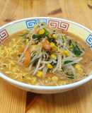 みそラーメンに余り野菜を炒めてブチこみ♨